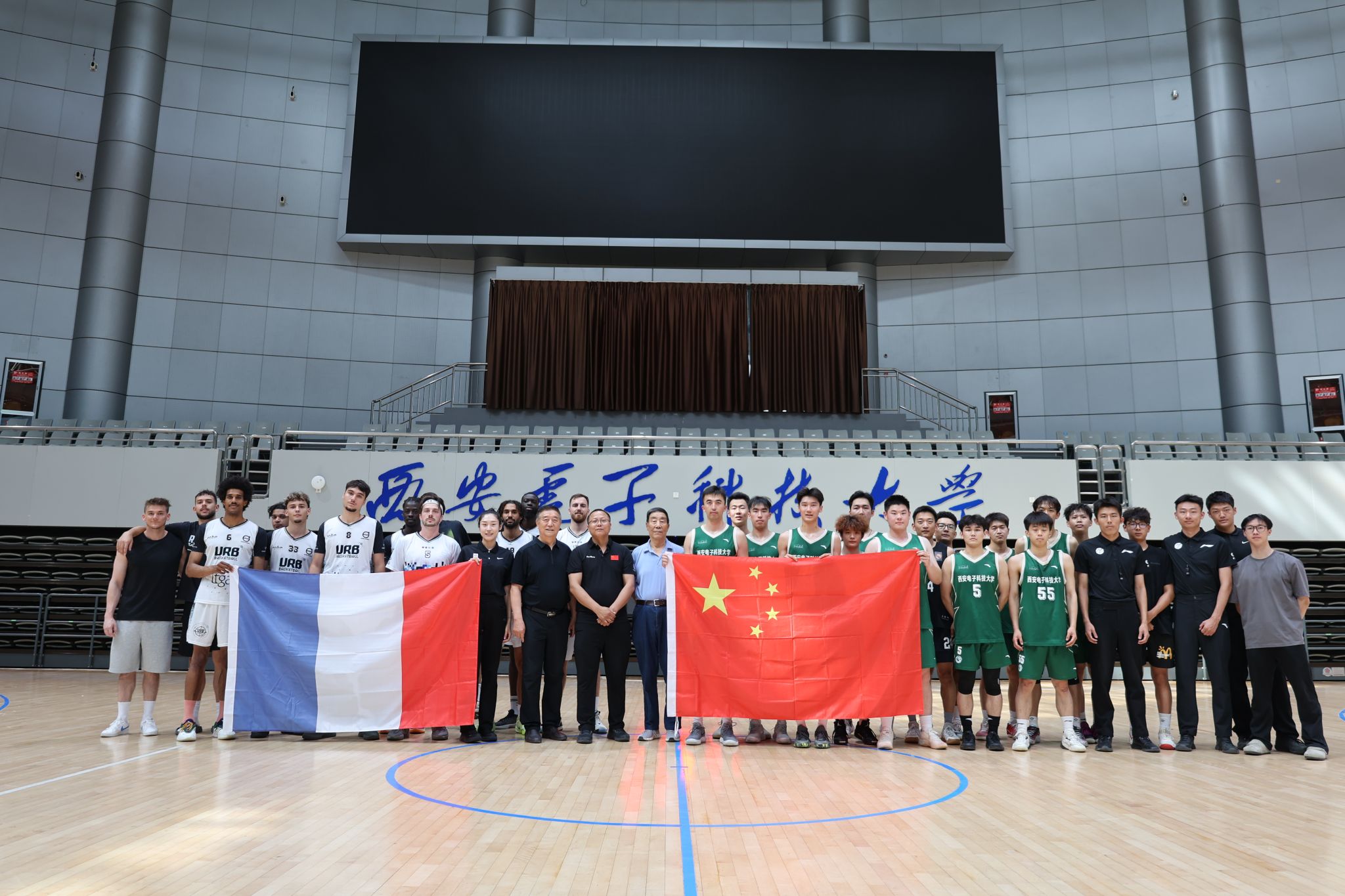 埃斯特旺：安帅在很多方面都帮了我，比赛后还给了我一个拥抱（埃斯特旺：安帅对我帮助良多，赛后还给了我一个拥抱）